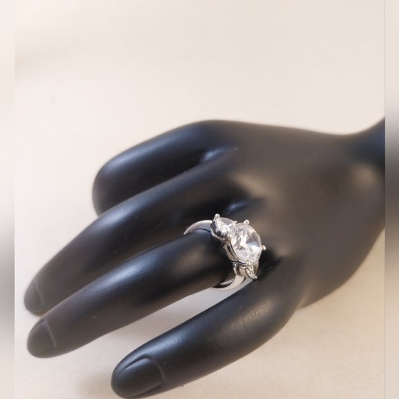 Elegant Sterling Silver Women's Ring - Picture 4 of 16